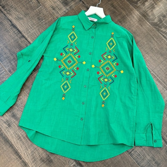 NWOT EMBROIDERED BUTTON DOWN SHIRT SIZE M - Picture 4 of 17